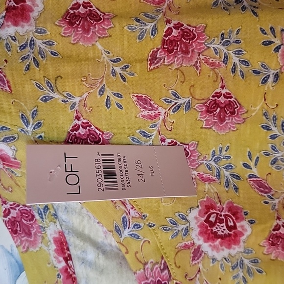 Loft NWT Plus Size Short Sleeved Shirt Yellow with Pink Flowers Size 24/26 - Picture 3 of 6
